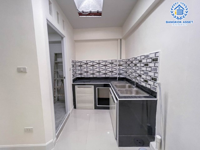 *****ทาวน์เฮ้าส์มือสองย่านนนทบุรี ม.ทรายทองนิเวศน์ ติวานนท์ บนเนื้อที่ 24 ตร.ว. ฟังก์ชัน 3 ห้องนอน 2 ห้องน้ำ 2 ที่จอดรถ บ้านรีโนเวทสไตล์มินิมอล พร้อมเข้าอยู่ ใกล้ห้าแยกปากเกร็ด, เซ็นทรัลแจ้งวัฒนะ, เซ็นทรัลรัตนาธิเบศร์ และรถไฟฟ้าสายสีชมพู "สถานีสามัคคี"...